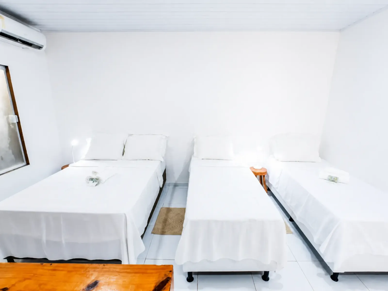 Quadruple room with a full bed and two twin beds